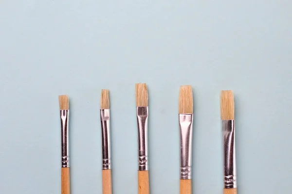 Künstlerische Flachpinsel Unterschiedlicher Breite Für Schriftzüge Oder Zeichnungen Kreativer Hintergrund — Stockfoto