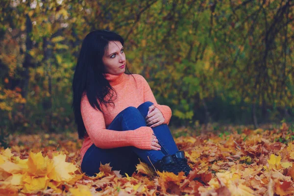 Молодая Красивая Брюнетка Сидит Траве Осеннем Парке Наслаждается Единением Природой — стоковое фото