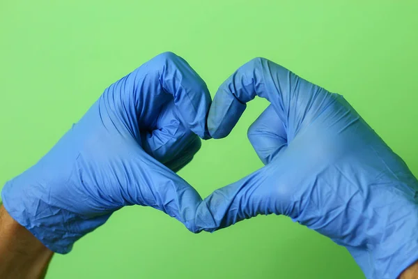 Руки Медичних Рукавичках Демонструють Жест Серця Зеленому Тлі Концепція Перемоги — стокове фото