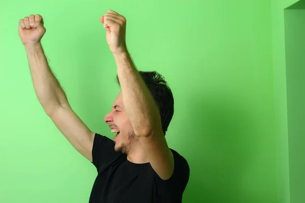 Açık Yeşil Arka Planda Etkileyici Bir Genç Adam Adam Mutluluk — Stok fotoğraf