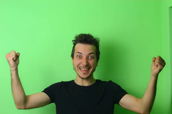 Εκφραστικός Νεαρός Άντρας Ανοιχτό Πράσινο Φόντο Συναίσθημα Ευτυχίας Και Χαράς — Φωτογραφία Αρχείου