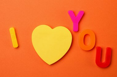 Günah çıkarma. Seni aşk yerine kalp şeklinde boş bir çıkartmayla seviyorum. İsim için kopyalama alanı olan sembolik arkaplan