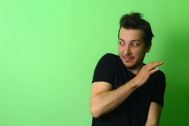 Açık yeşil arka planda etkileyici bir genç adam ya da adam. Korku hissi.