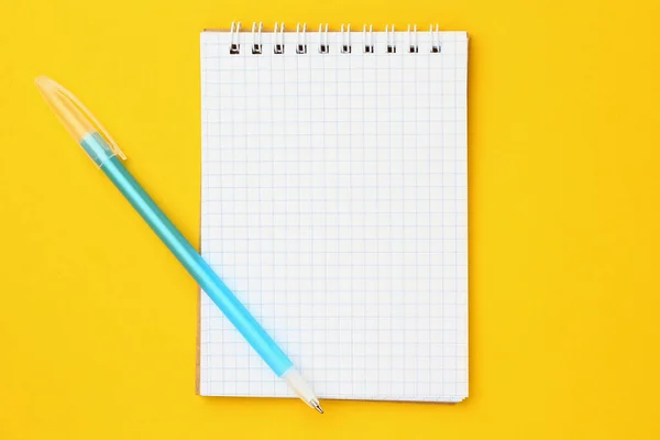 Ανοίξτε Κενό Τσεκαρισμένο Σημειωματάριο Και Στυλό Κίτρινο Φόντο Mockup Copyspace — Φωτογραφία Αρχείου