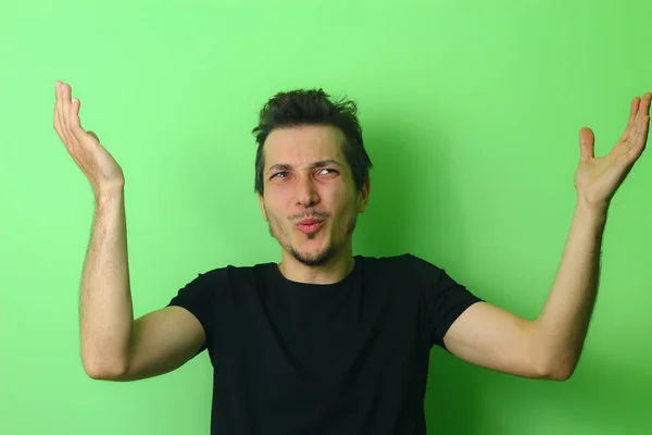 Joven Expresivo Chico Sobre Fondo Verde Claro Emoción Perplejidad Cara — Foto de Stock