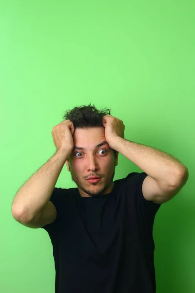 Εκφραστικός Νεαρός Άντρας Ανοιχτό Πράσινο Φόντο Συναίσθημα Φόβου — Φωτογραφία Αρχείου