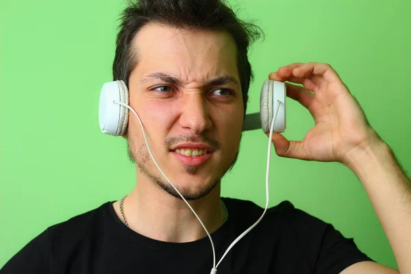 Jovem Expressivo Cara Fundo Verde Claro Emoção Surpresa Sincera — Fotografia de Stock