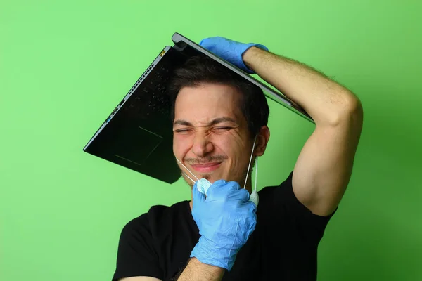 Jovem Homem Descontente Expressa Emoção Descontentamento Fundo Verde — Fotografia de Stock