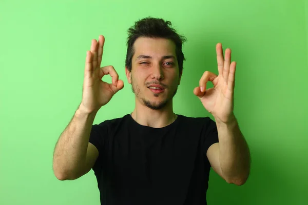 Joven Expresivo Chico Sobre Fondo Verde Claro Emoción Felicidad Alegría —  Fotos de Stock