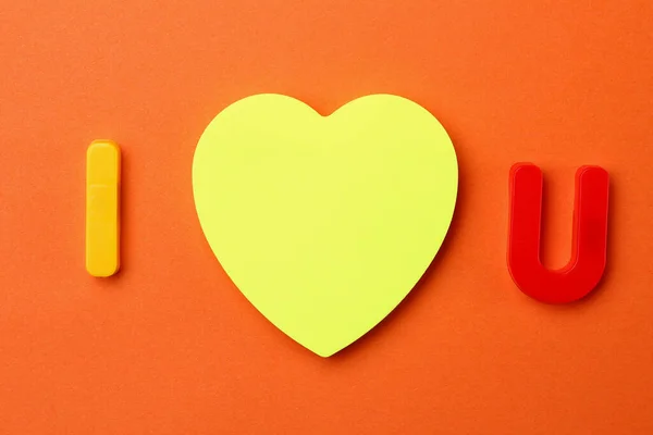 Betűk Egy Üres Szimbolikus Szív Alakú Matricával Rövid Üzenet Szeretlek — Stock Fotó
