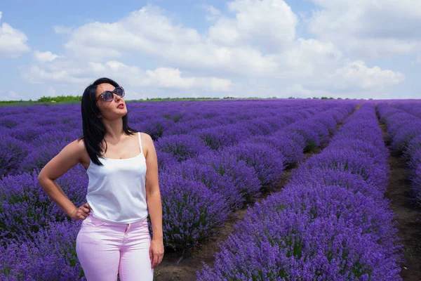 Uma Jovem Morena Aparência Europeia Vestida Com Roupas Casuais Leves — Fotografia de Stock