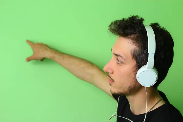 Jeune Homme Gars Expressif Sur Fond Vert Clair Sérieux Concentré — Photo