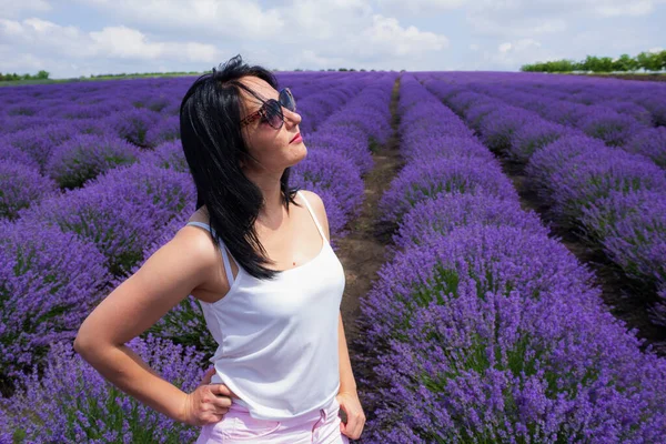 Uma Jovem Morena Aparência Europeia Vestida Com Roupas Casuais Leves — Fotografia de Stock