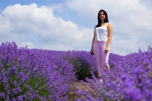 Avrupa Görünümlü Lavanta Tarlasında Hafif Günlük Kıyafetler Giymiş Esmer Bir — Stok fotoğraf