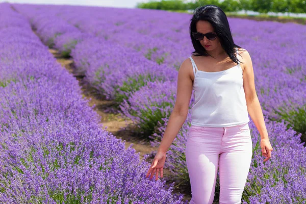 Eine Junge Brünette Frau Europäischen Aussehens Leichter Freizeitkleidung Einem Lavendelfeld — Stockfoto