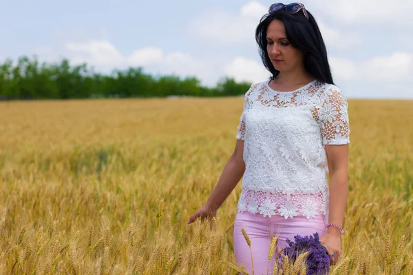 Avrupalı Görünümlü Esmer Bir Kadın Buğday Tarlasında Hafif Günlük Kıyafetler — Stok fotoğraf