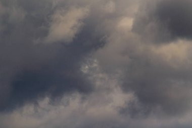 Yağmur ve kasırgadan önce dramatik fırtınalı gökyüzü. Arkaplan