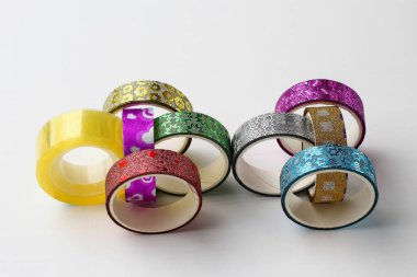 Viski bandı ve Noel için dekoratif yapıştırıcı kasetlerle sarılmış. Arkaplan