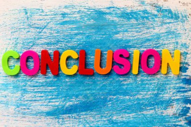 Çok renkli manyetik harflerle yazılmış bir metin. KONUŞMA. Çizilmiş ahşap grunge arkaplanı.