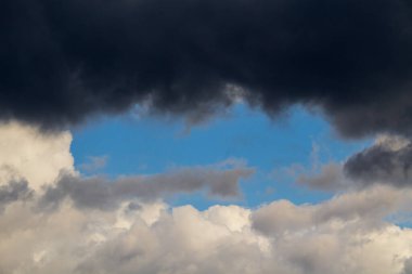 Yağmur ve kasırgadan önce dramatik fırtınalı gökyüzü. Arkaplan