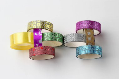 Viski bandı ve Noel için dekoratif yapıştırıcı kasetlerle sarılmış. Arkaplan