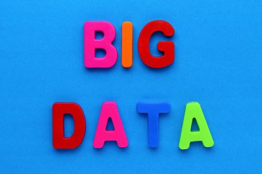 Çok renkli manyetik harflerle yazılmış bir metin. Büyük veri tabanı. Mavi arkaplan