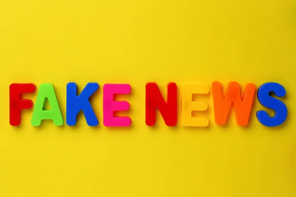 Text Mehrfarbigen Magnetbuchstaben Fake News Gelber Hintergrund — Stockfoto