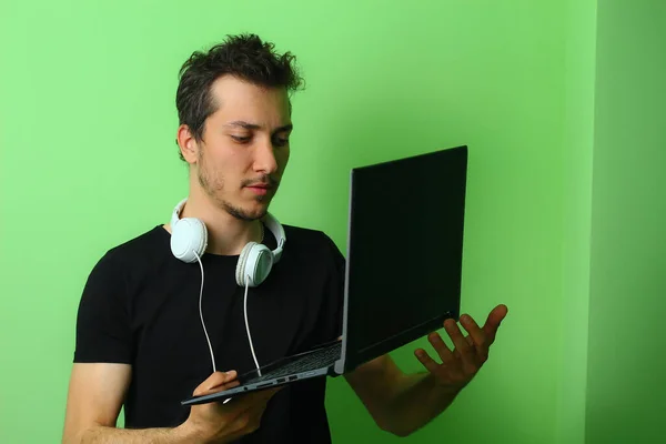 Jeune Homme Gars Expressif Sur Fond Vert Clair Sérieux Concentré — Photo