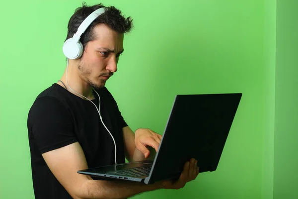 Jeune Homme Gars Expressif Sur Fond Vert Clair Sérieux Concentré — Photo