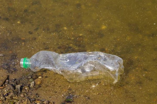 Пластикова Пляшка Брудній Воді Екологічне Забруднення Порушення Навколишнього Середовища Тло — стокове фото