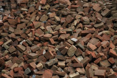 Bir sürü kullanılmış tuğla dök. Yıkılmış ya da yıkılmış moloz ev, arka plan