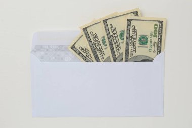 Beyaz ahşap kaplamalı içinde dolar olan klasik beyaz posta zarfı. Metin veya harf için boşluk kopyala.