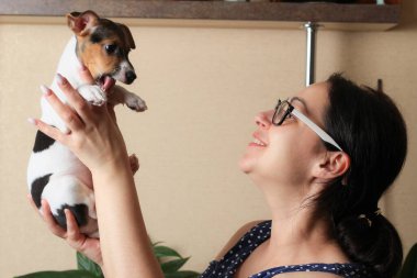 Sevdiği evcil hayvanıyla birlikte beyaz bir kadının hayat tarzı portresi. Köpeklere sevgi ve ilgi