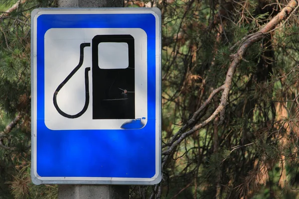 Oude Armoedige Europese Wegwijzer Die Een Tankstation Aangeeft Achtergrond — Stockfoto