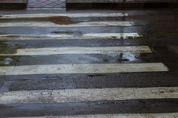 Pölar Efter Regn Och Fotgängare Korsar Dystert Molnigt Väder Bakgrund — Stockfoto