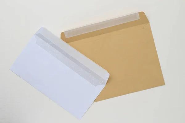 白い木製のテーブルの上に2つの古典的な紙の封筒 テキストの空白スペース — ストック写真