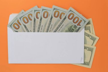 Turuncu arka planda dolar olan klasik beyaz posta zarfı. Metin veya harf için boşluk kopyala.