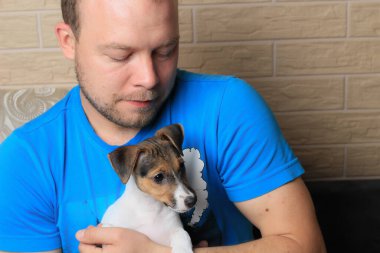 Sevgili evcil hayvanıyla birlikte beyaz bir adamın hayat tarzı portresi. Köpeklere sevgi ve ilgi