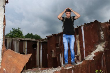 Olağanüstü bir yolculuk. İnanılmaz bir Soğuk Savaş dönemi binası. 60 metre yeraltı sığınağı. SSCB 'nin en büyük gizli tesisi 1180 nolu anti-nükleer sığınaktır. Moldova Oliscani, Soldanesti bölgesi.