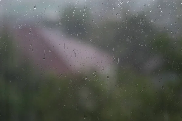 大雨中雾蒙蒙的窗户的模糊图像 — 图库照片