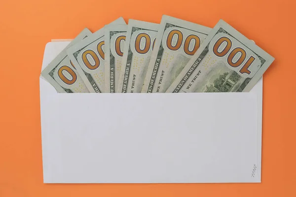 Κλασικό Λευκό Φάκελο Αλληλογραφίας Δολάρια Μέσα Πορτοκαλί Φόντο Αντιγραφή Χώρου — Φωτογραφία Αρχείου