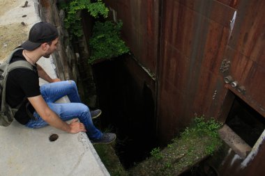 İnanılmaz bir Soğuk Savaş dönemi binası. 60 metre yeraltı sığınağı. SSCB 'nin en büyük gizli tesisi.