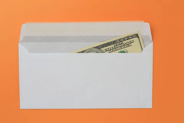 Κλασικό λευκό φάκελο αλληλογραφίας με δολάρια μέσα σε πορτοκαλί φόντο. Αντιγραφή χώρου για κείμενο — Φωτογραφία Αρχείου