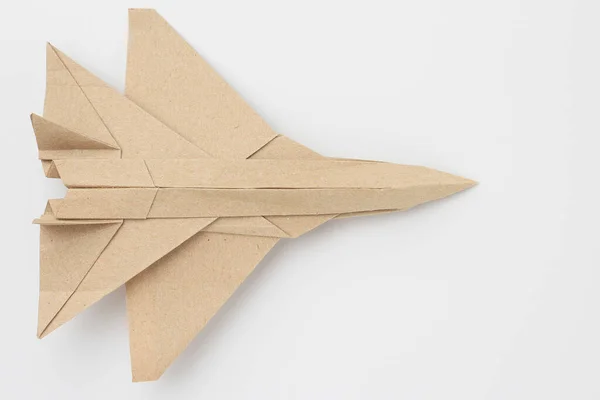 Origami Papier Flugzeug-Attrappe. Selektiver Fokus. — Stockfoto