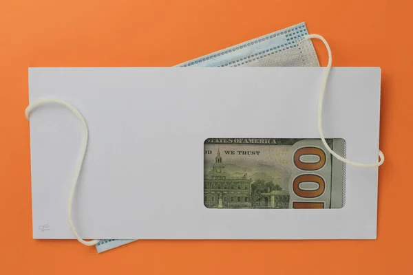 Envelope Correio Novo Branco Clássico Com Dólares Dentro Uma Máscara — Fotografia de Stock