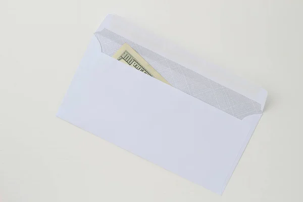 Envelope Correio Novo Branco Clássico Com Dólares Dentro Fundo Madeira — Fotografia de Stock