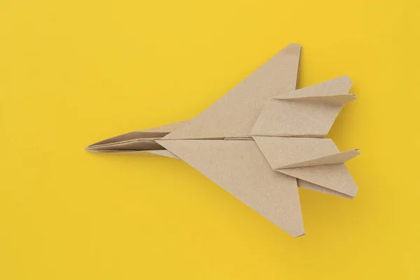 Origami Papier Flugzeug Attrappe Selektiver Fokus Leuchtend Gelber Hintergrund — Stockfoto