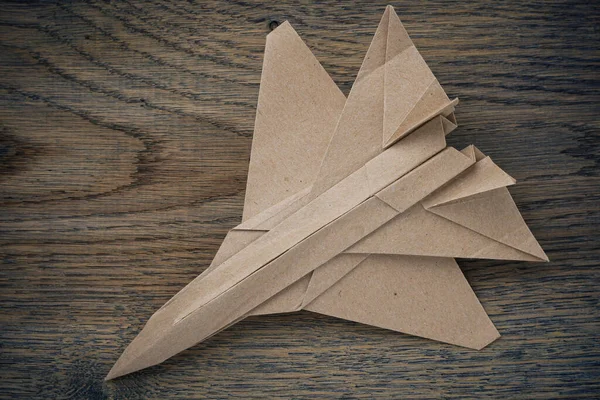 Origami Papier Flugzeug Attrappe Selektiver Fokus Dunkler Hölzerner Hintergrund — Stockfoto