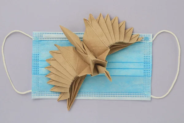 Papierowa Makieta Origami Wybiórcze Skupienie Tle Maski Chirurgicznej Koncepcja Zamknięcia — Zdjęcie stockowe