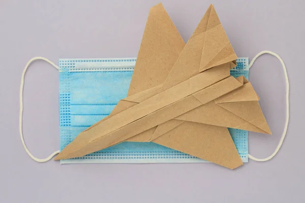 Орігамі Висміює Літак Вибіркове Фокусування Тлі Медичної Хірургічної Маски Covid — стокове фото